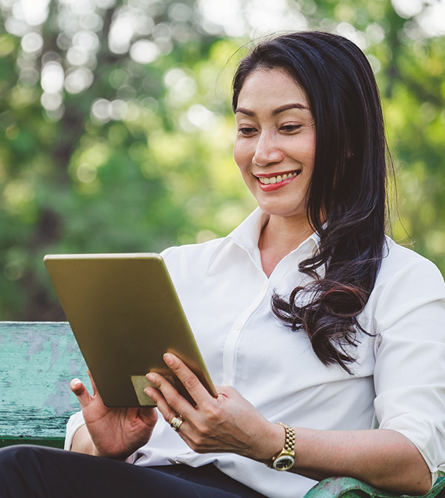 woman looking for virtual pulmonary care